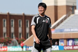日本代表の練習を見つめる日本代表の森保一監督=内田光撮影