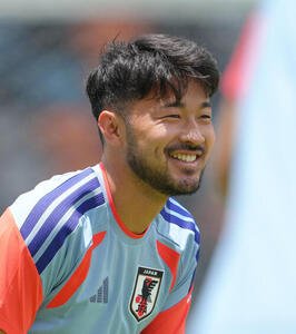 練習中、笑顔を見せる菅原由勢(撮影･足立雅史)