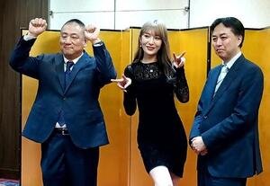 引退会見を行った(左から)サイバーファイト高木三四郎副社長、上福ゆき、甲田哲也代表