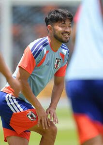練習中、笑顔を見せる菅原由勢(撮影･足立雅史)