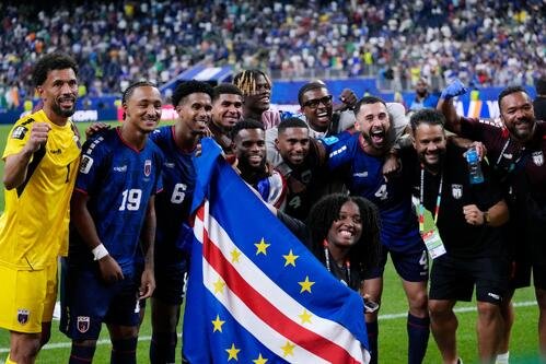2026年6月26日、サウジアラビアと0対0で引き分け、喜び合うカボベルデの選手たち(AP)