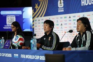 サッカーワールドカップ北中米大会の決勝トーナメント1回戦のブラジル戦を翌日に控え、会見する日本代表の森保一監督(中央)