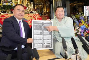番付表の自信のしこ名を指さす大青山(右)左は荒汐親方(撮影･森本幸一)