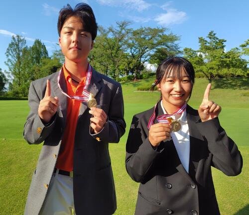 優勝した男子の田子吏央斗(左)と女子の馬場千寛