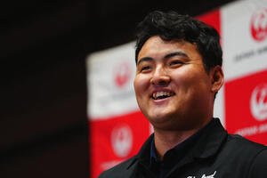 帰国し会見を行う佐々木麟太郎(撮影･垰建太)