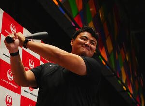帰国会見でバットを手に写真に納まる佐々木麟太郎(撮影･垰建太)