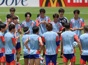 試合前の円陣で笑顔を見せる冨安健洋(中央)、上田綺世(同左)、佐野海舟(同右)ら(撮影･足立雅史)