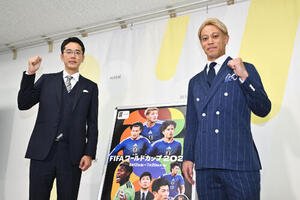 FIFAワールドカップ2026メディア説明会で記念撮影する本田圭佑(右)と小宮山晃義アナ(2026年5月撮影)