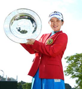 アース･モンダミンカップ最終日　優勝杯を手に写真に納まるパク･ヒョンギョン(撮影･小島史椰)