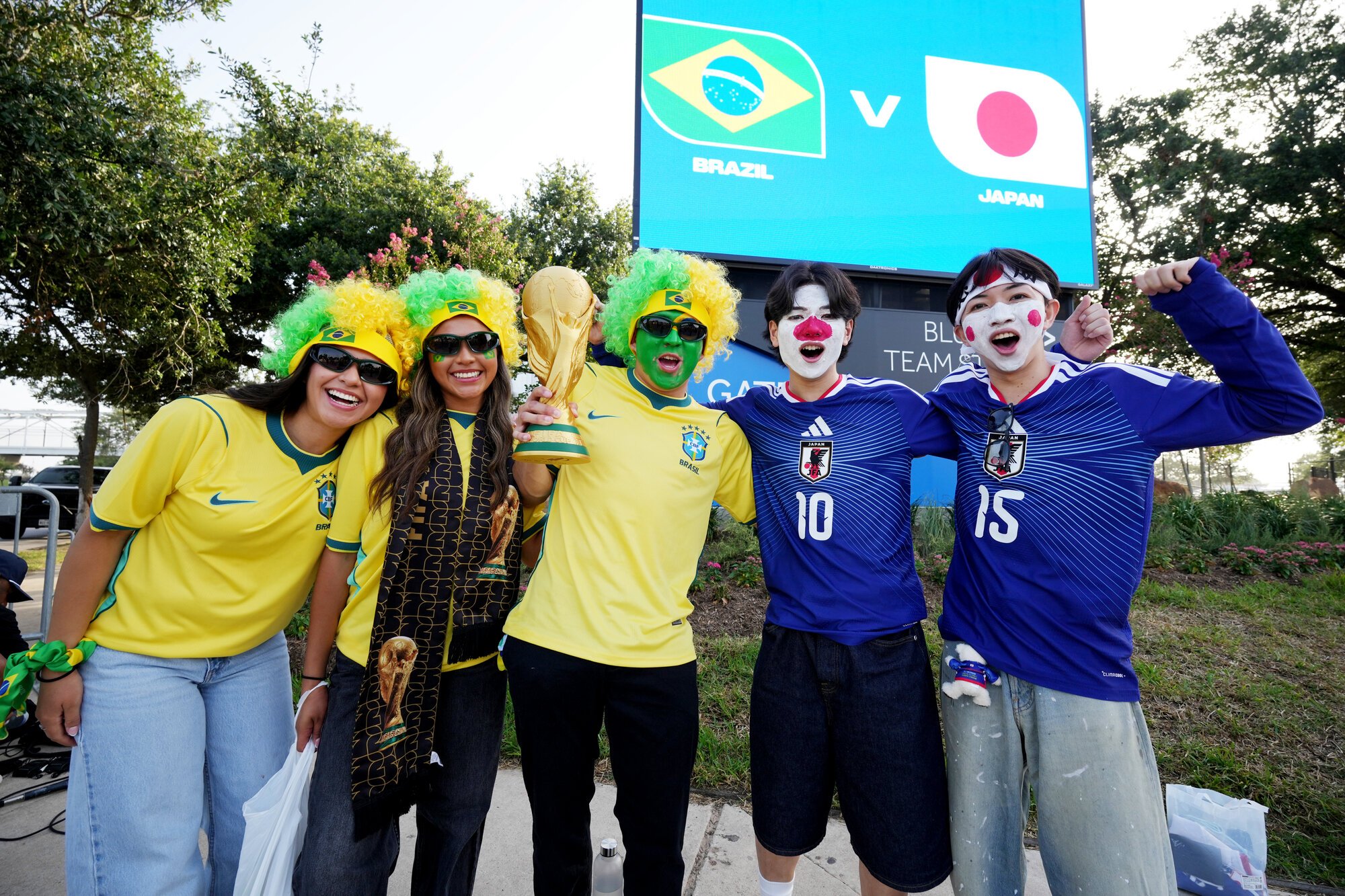 サッカーワールドカップ北中米大会　決勝トーナメント1回戦　ブラジル―日本　会場の外で盛り上がる日本とブラジルのサポーターたち=西岡臣撮影