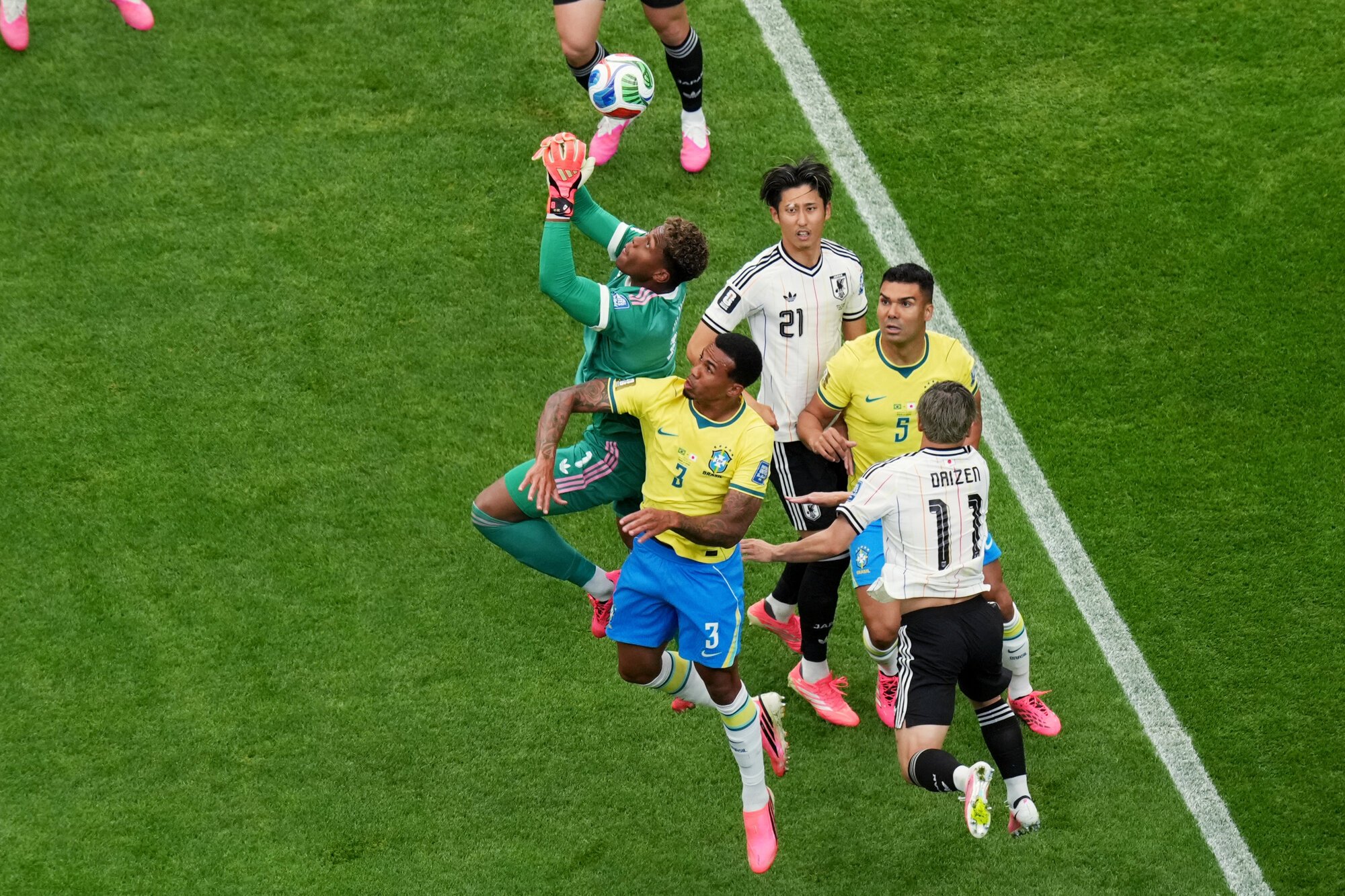 サッカーワールドカップ北中米大会　決勝トーナメント1回戦　ブラジル―日本　前半、クリアするGK鈴木彩艶(左)＝西岡臣撮影