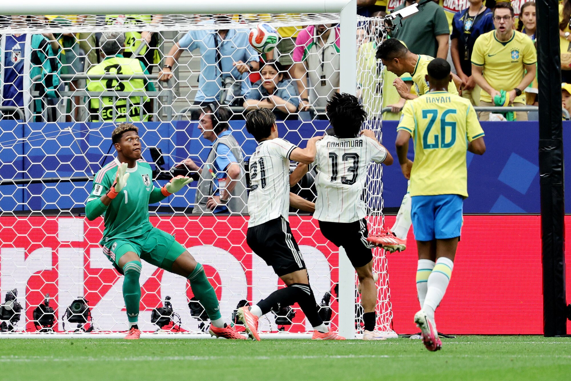 サッカーワールドカップ北中米大会　決勝トーナメント1回戦　ブラジル―日本　後半、ブラジルのカゼミロ(右奥)に同点ゴールを決められる=内田光撮影