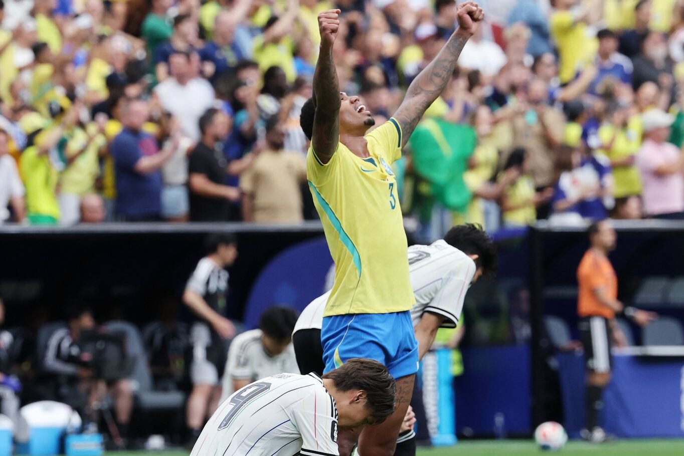 サッカーワールドカップ北中米大会　決勝トーナメント1回戦　ブラジル―日本　試合後、ブラジルに敗れうなだれる小川航基(手前)、菅原由勢(右端)。喜ぶブラジルのガブリエル③=内田光撮影