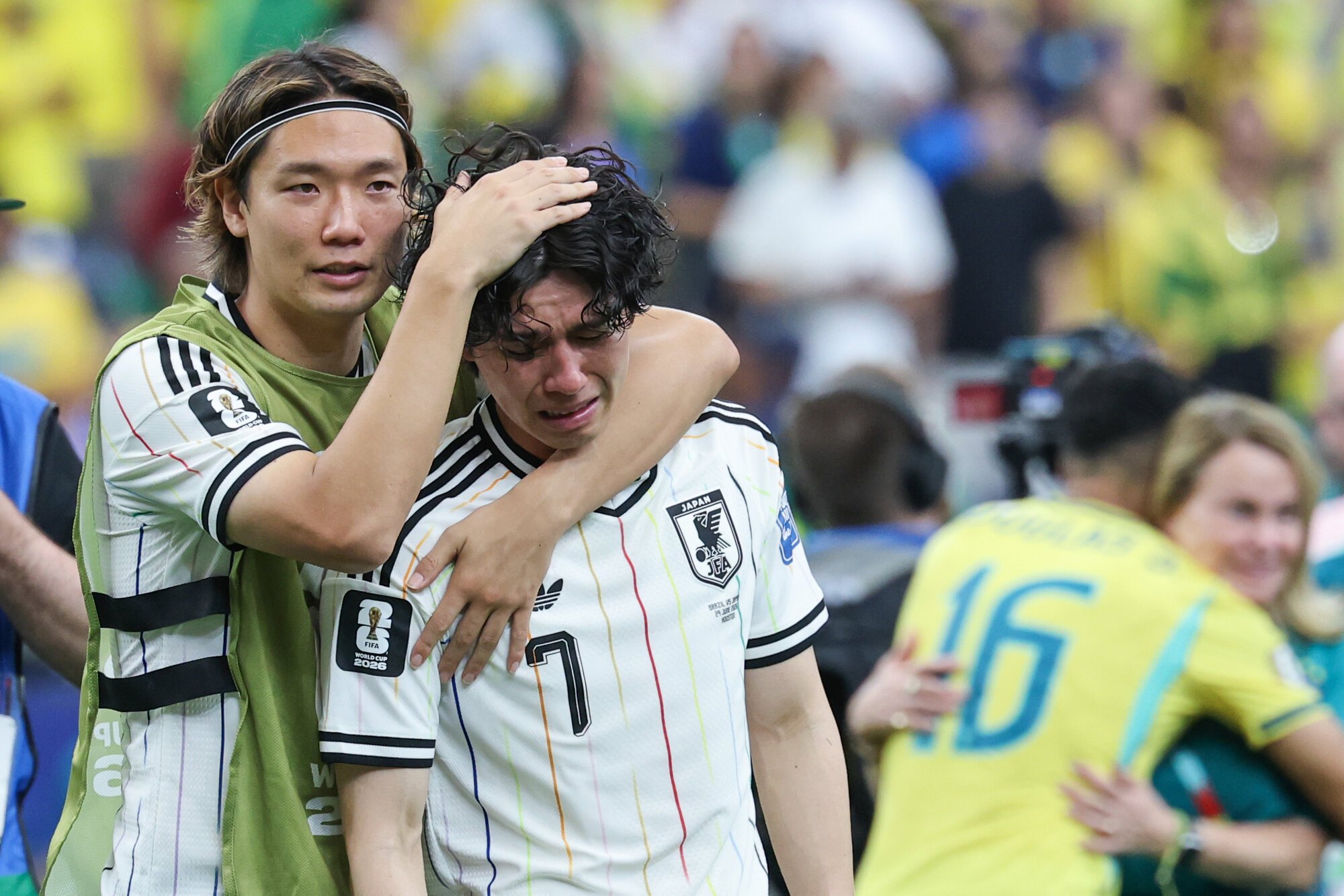 サッカーワールドカップ北中米大会　決勝トーナメント1回戦　ブラジル―日本　試合後、ブラジルに敗れ、涙ぐむ田中碧⑦を慰める板倉滉=内田光撮影