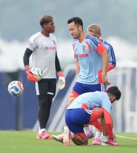 26年6月27日　練習を前にボールを蹴る吉田麻也(撮影･足立雅史)