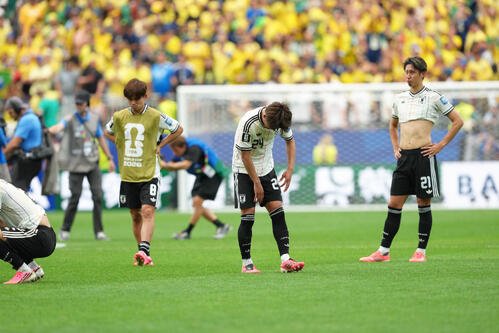 日本対ブラジル　ブラジルに敗れ肩を落とす日本代表。左から久保建英、佐野海舟、伊藤洋輝(撮影･足立雅史)