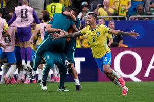 チーム2点目を祝福する、ブラジルのブルーノ･ギマランイス(AP)
