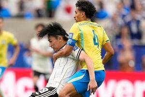 ブラジルDFマルキーニョスに首を押さえられる上田綺世(AP)