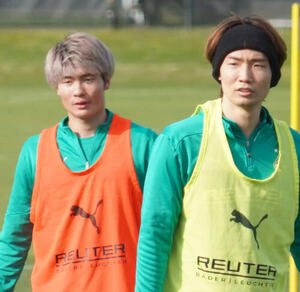 ドイツ1部ボルシアMG時代の福田師王(左)と板倉滉(2025年2月撮影)