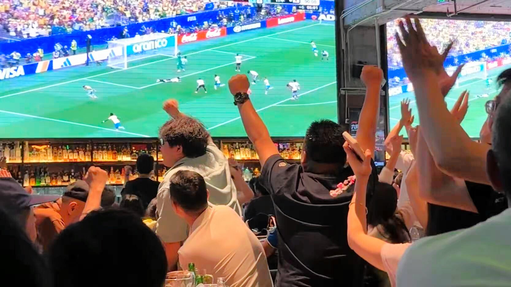 W杯、日本代表に中国からも歓声　SNSでは論争、店内は当局の目も