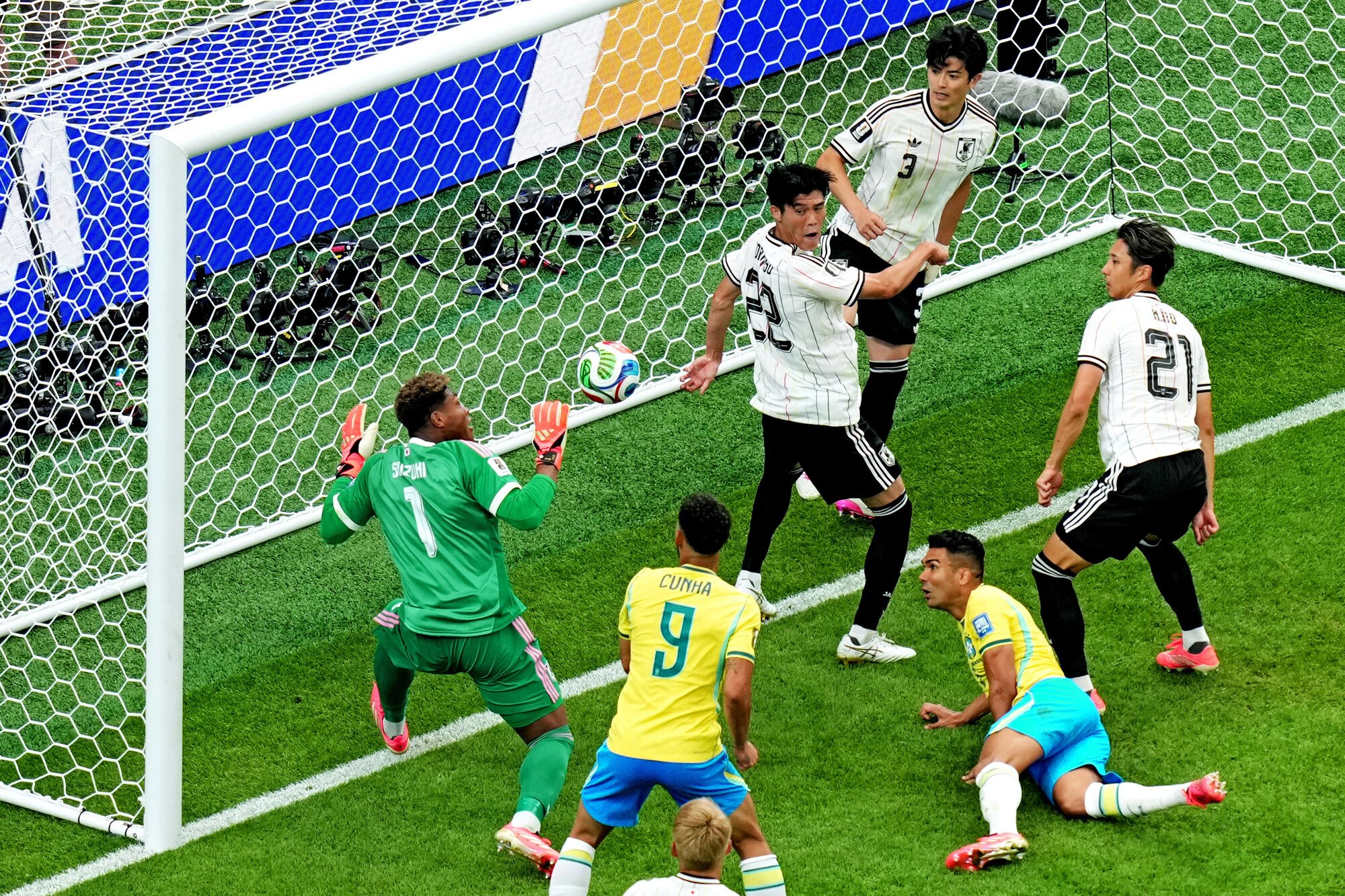 サッカーワールドカップ北中米大会　決勝トーナメント1回戦　後半、自陣ゴール前で必死に守るGK鈴木彩艶①、冨安健洋(22)ら=西岡臣撮影