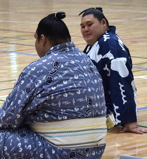 一意(手前)と談笑する横綱大の里
