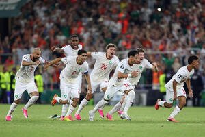 オランダ対モロッコ、PK戦の末に勝利し、喜び合うモロッコ代表(AP)