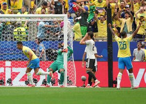 日本対ブラジル　後半、ブラジルのカゼミロ(左端)にゴールを許したGK鈴木彩艶(左から2人目)ら(撮影･足立雅史)