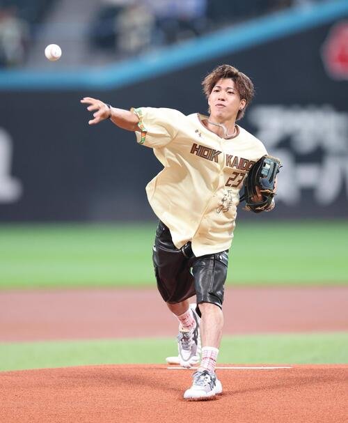 日本ハム対オリックス　ファーストピッチセレモニーで投球するジャンプの二階堂蓮(撮影･黒川智章)
