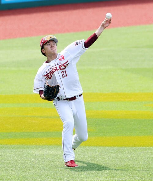 楽天対ロッテ　キャッチボールする楽天早川隆久(撮影･鈴木正人)