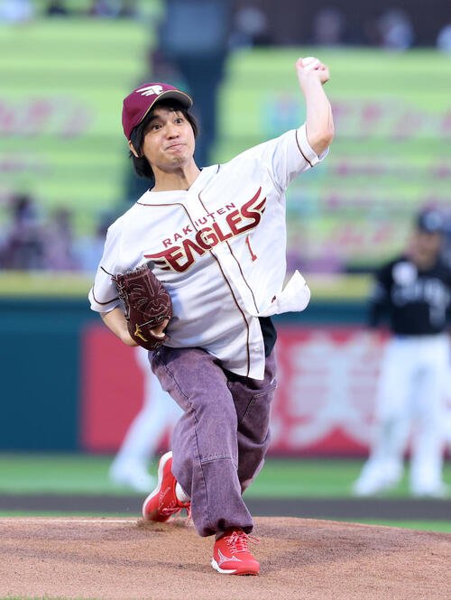 楽天対ロッテ　セレモニアルピッチに臨むエバースの佐々木隆史(撮影･鈴木正人)