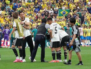 日本対ブラジル　試合後、出場選手らに声をかける吉田麻也(左から2人目)(撮影･足立雅史)