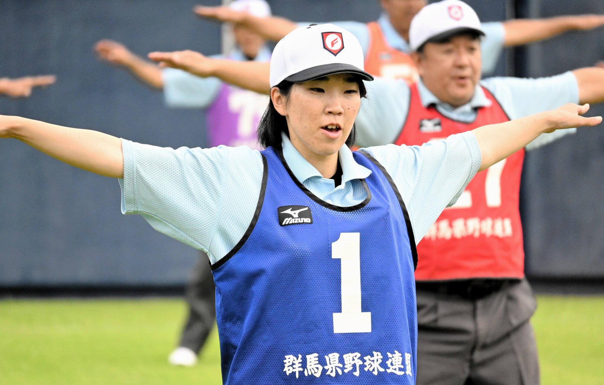 審判講習会でセーフのジェスチャーをする山口真央さん=2026年6月27日午前9時3分、前橋市、岡田昇撮影