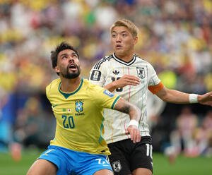 日本対ブラジル　前半、競り合う堂安律(右)(撮影･足立雅史)