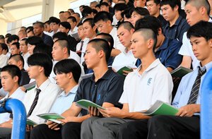 開会式や試合での注意点について説明を聞く各校の主将たち=2026年6月30日午後4時24分、神宮球場、小池寛木撮影