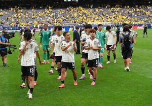 日本対ブラジル　敗れ引き揚げる、手前左から中村敬斗、上田綺世、長友佑都、久保建英ら(撮影･足立雅史)