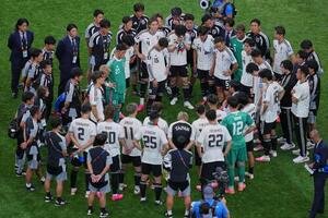 試合終了後、森保監督を中心に円陣をつくった日本代表(AP)