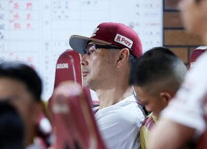 楽天対ロッテ　5回裏、戦況を見つめる楽天吉井理人監督(撮影･鈴木正人)