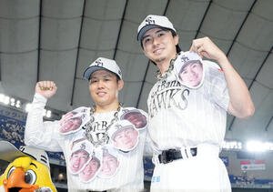 ソフトバンク対西武　西武に勝利し今季4勝目を飾った上沢直之(右)は捕手海野隆司と笑顔を見せる(撮影･たえ見朱実)