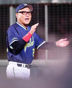 巨人対ヤクルト　8回表、リプレー検証でヤクルト岩田幸宏の生還が認められ、拍手する池山隆寛監督
