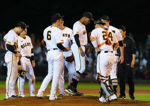 巨人対ヤクルト　9回途中、交代する巨人4番手のライデル･マルティネス(左から5人目)