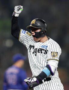 阪神対中日　10回裏阪神1死、サヨナラ本塁打を放ちガッツポーズする森下翔太(撮影･前田充)