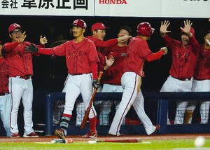 DeNA対広島　9回表広島2死満塁、大盛穂の適時打で生還した佐藤啓介(中央)を出迎える新井貴浩監督(同左)(撮影･垰建太)