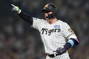 阪神対中日　10回裏阪神1死、サヨナラ本塁打を放ち叫びながらベンチを指さす森下翔太(撮影･前田充)