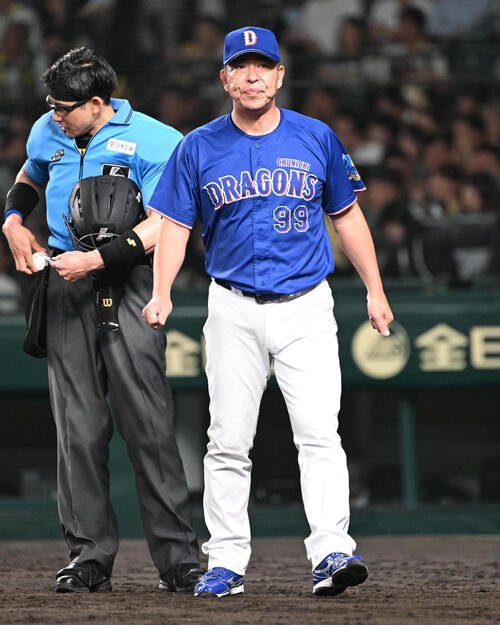 阪神対中日　8回表を終え、選手の交代を告げる中日井上一樹監督(撮影･和賀正仁)