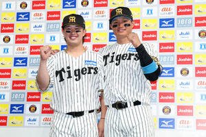 阪神対中日　お立ち台でガッツポーズする阪神森下翔太(右)と浜田太貴(撮影･前田充)