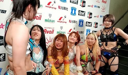 キャプテンさくらあや(左端)に仕事を押し付けようとする玖麗さやか(左から2人目)と、そのやりとりを見守る(右から)安納サオリ、水森由菜、なつぽい、金屋あんね
