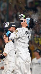 十回裏阪神一死、サヨナラ本塁打を放ち叫ぶ森下(手前)＝芹沢みなほ撮影