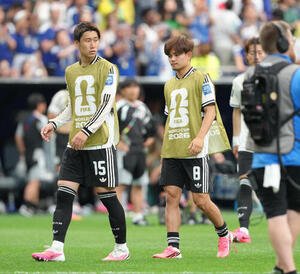 日本対ブラジル　ベンチで敗戦を迎えた鎌田大地(左)と久保建英(撮影･足立雅史)