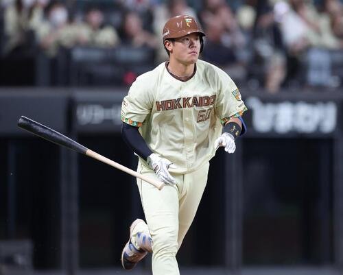 日本ハム対オリックス　3回裏日本ハム1死、本塁打を放つ吉田賢吾(撮影･黒川智章)